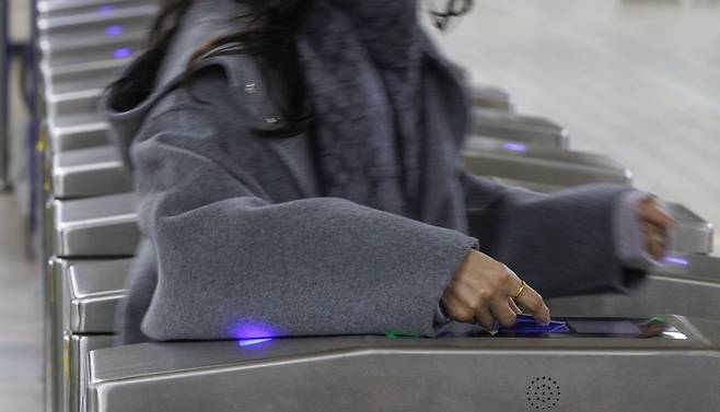 오는 6월 인천도시철도 1호선 검단 연장선이 개통한다. 검단신도시 출·퇴근자의 불편함을 한층 덜 수 있을 전망이다. 사진은 한 시민이 교통카드를 이용해 지하철역 개찰구를 빠져나가고 있는 모습. 연합뉴스