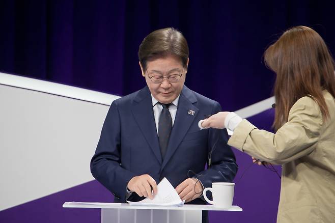 더불어민주당 대선 경선 주자인 이재명 후보가 18일 서울 마포구 상암동 MBC에서 첫 TV 토론회를 준비하고 있다. 연합뉴스