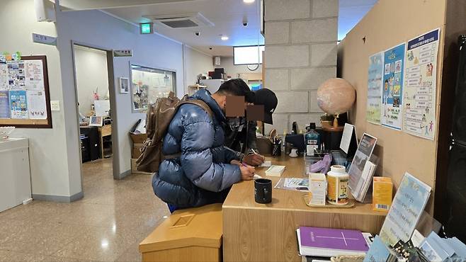 포천하랑센터에 한국어 수업을 들으러 온 외국인 노동자들이 영남 산불 이재민을 위한 모금에 참여하는 모습. 하랑센터 제공