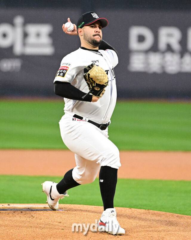 2025년 4월 9일 오후 경기도 수원KT위즈파크에서 진행된 '2025 신한 SOL뱅크 KBO 리그' NC 다이노스와 KT 위즈의 경기. KT 선발투수 헤이수스가 역투하고 있다./마이데일리