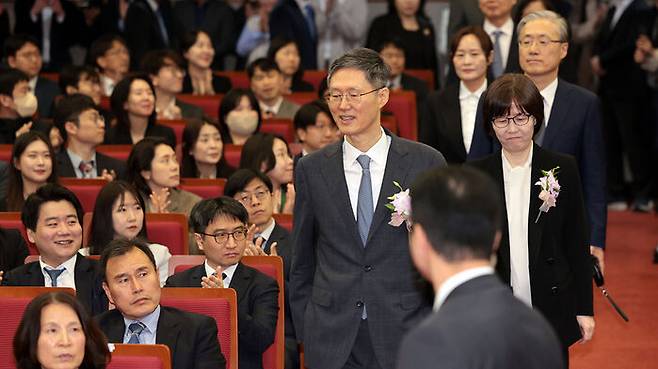 문형배 헌법재판소장 권한대행과 이미선 재판관이 18일 서울 종로구 헌법재판소에서 열린 퇴임식에 참석하기 위해 입장하고 있다.
