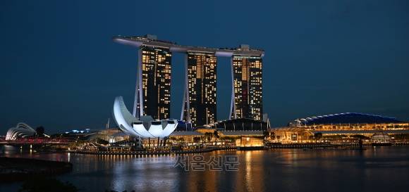 스스로가 볼거리이면서 전망대 구실도 하는 에스플러네이드의 옥상 정원에서 본 싱가포르강 일대 풍경. 가든스 바이 더 베이의 포레스트 돔(왼쪽부터)과 슈퍼 트리, 마리나 베이 샌즈 등 싱가포르의 정체성이라 할 건축물이 한눈에 들어온다. 앞쪽에 펼친 손을 닮은 듯한 흰색 건물은 아트사이언스뮤지엄이다.