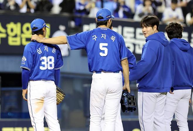 ▲ 삼성 신인 심재훈을 격려하는 간판타자 구자욱의 모습이 보인다. ⓒ삼성 라이온즈