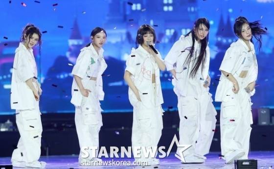 걸그룹 뉴진스(NewJeans)가 지난 27일 오후 태국 방콕 임팩트 챌린저 홀 1-2(IMPACT Challenger Hall 1-2)에서 진행된 '제 9회 아시아 아티스트 어워즈'(The 9th Asia Artist Awards, 이하 'AAA 2024')'에 참석해 멋진 무대를 선보이고 있다. 뉴진스는 이날 'AAA 2024'에서 대상 'AAA 올해의 가수'를 비롯해 '베스트 아티스트', '베스트 퍼포먼스' 등 3년 연속 대상 수상 및 3관왕의 영예를 안았다. /사진=김창현 chmt@