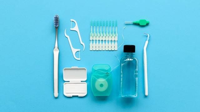 칫솔 외에 치실, 치간칫솔 등을 더 사용하면 구강 위생을 보다 효과적으로 개선할 수 있다|출처: 게티이미지뱅크
