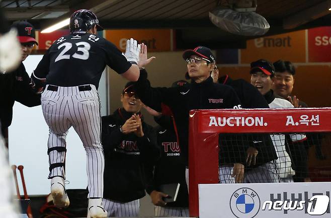 LG 트윈스 오스틴 딘(왼쪽)과 염경엽 감독(오른쪽). 뉴스1 DB ⓒ News1 김명섭 기자