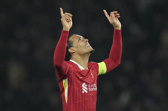 소름이 돋을 정도로 기괴한 소식이 나왔다. 사실로 확인된다면 거의 역대 최강의 '배신'이 아닐 수 없다.
리버풀을 최고 전성기로 이끌고 명예롭게 떠났던 위르겐 클롭 전 감독이 새 감독직을 수락하는 조건으로 리버풀의 핵심선수들을 빼내올 것을 요구했다. 자신의 축구 전술을 잘 이해하는 옛 제자들이 필요했던 것 같다. 그러나 리버풀 팬의 입장에서는 엄청난 배신행위로 여겨질 수 있다.
<저작권자(c) 연합뉴스, 무단 전재-재배포, AI 학습 및 활용 금지>