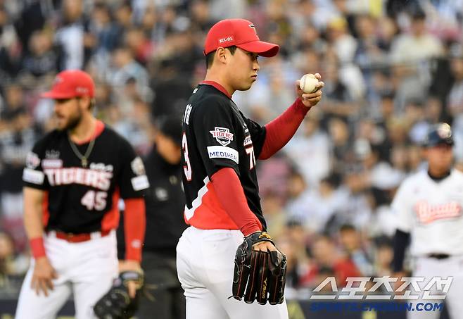 1회부터 볼넷을 연이어 내주며 위기를 자초한 윤영철.