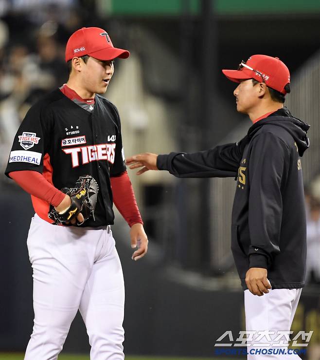 3회 제구가 흔들리며 만루 위기에 몰린 선발 윤영철을 교체하는 정재훈 투수코치.