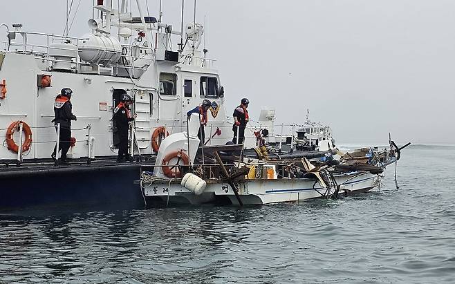 19일 오후 1시 48분쯤 경남 통영시 한산면 추봉도 북쪽 1.8㎞ 해상에서 승선원 154명을 태운 유람선 A호(113t)와 승선원 4명이 탄 낚시 어선 B호(3t)가 충돌해, 낚시 어선의 승선원 4명이 다쳤다. /통영해경