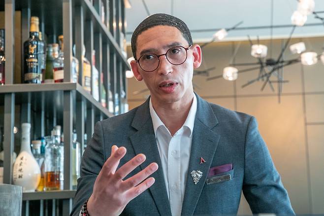 디미트리 피터슨 바 매니저가 조선비즈와 인터뷰를 갖고 있다. /장련성 기자