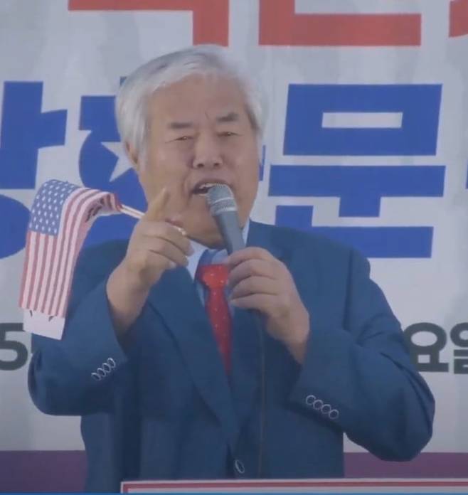 전광훈 사랑제일교회 목사가 19일 서울 광화문에서 열린 집회에서 대선에 출마한다고 밝혔다. /유튜브 '전광훈TV' 캡처