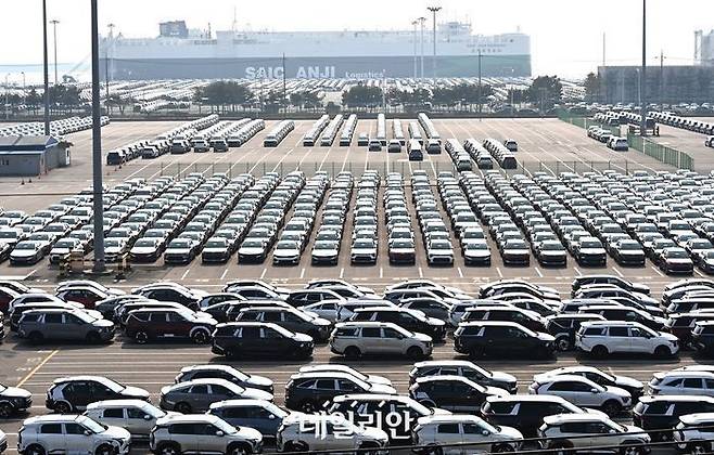 경기도 평택항 자동차 전용부두에 선적을 기다리는 수출용 차량이 세워져 있다.ⓒ뉴시스