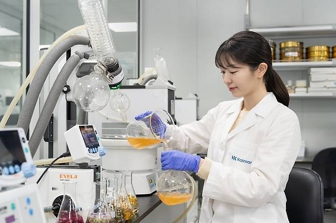 한국콜마 연구원이 소재를 활용한 연구개발을 하고 있다.