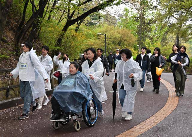 제490회 한국일보 거북이마라톤 '푸르메재단 창립 20주년 기념 넥슨과 함께하는 2025 푸르메워크 남산' 대회가 19일 서울 남산 백범광장에서 열렸다. 이날 행사에 참가한 장애인-비장애인이 함께 남산 둘레길을 걷고 있다. 홍인기 기자