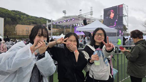 19일 강화 봄 콘서트를 찾은 학생들이 ‘브이’를 하며 기념사진을 촬영하고 있다. 장민재기자