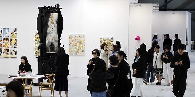 10일 서울 강남구 세텍(SETEC)에서 개막한 글로벌 아트페어 ‘아트 오앤오’의 아라리오갤러리 부스에 노상호 작가의 대형 설치 작품(왼쪽)이 전시돼 있다. 김호영 기자