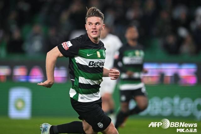 ‘데일리메일’은 “맨유는 유로파리그 우승 시 챔피언스리그 진출이 가능하다. 그러나 기복 있는 경기력 때문에 요케레스가 그 가능성에 배팅하지는 않을 듯하다”며 “아스날은 (카이)하베르츠, (가브리엘)제주스의 부상으로 최전방 공격수 부족에 시달렸다. 그렇기에 요케레스는 최우선 영입 타겟 중 하나다”라고 설명했다. 사진=AFPBBNews=News1