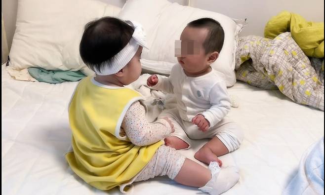 0세 아이들의 상호작용과 관계 형성. 어린이집에 보내기 전이라면 친구나 친척의 자녀들과 제한된 경험만 할 수 있다. /사진=최우영 기자