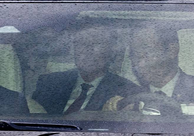 내란 우두머리 혐의로 형사 첫 정식재판을 받는 윤석열 전 대통령이 지난 14일 오후에 열리는 재판에 출석하기 위해 서울 서초구 서울중앙지방법원에 들어서던 모습. <연합>