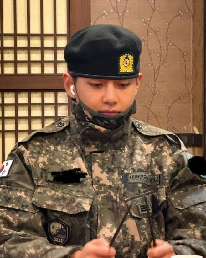 군 복무 중인 방탄소년단 뷔에 대한 미담이 쏟아지고 있다. 위버스 캡처