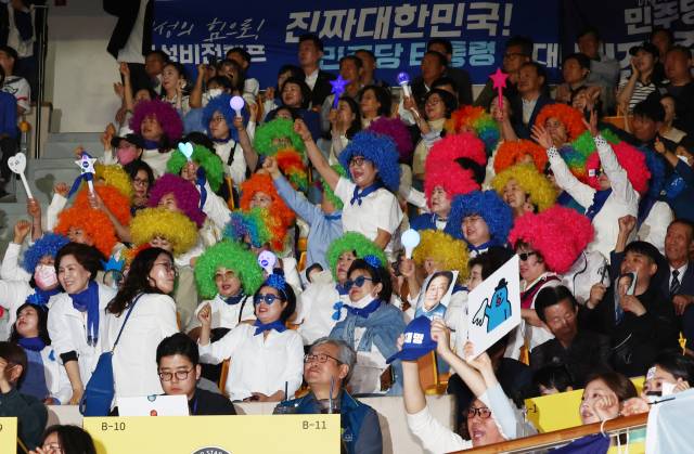 이재명 더불어민주당 대선 경선 후보가 19일 충북 청주체육관에서 열린 제21대 대통령선거 후보자 선출을 위한 충청권 합동연설회에서 정견발표를 하고 있는 가운데 이 후보 지지자들이 환호하고 있다. 뉴스1