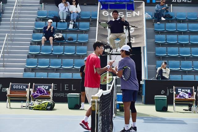 상대 선수와 인사하는 정현(왼쪽). /사진=부산오픈챌린저조직위원회 제공