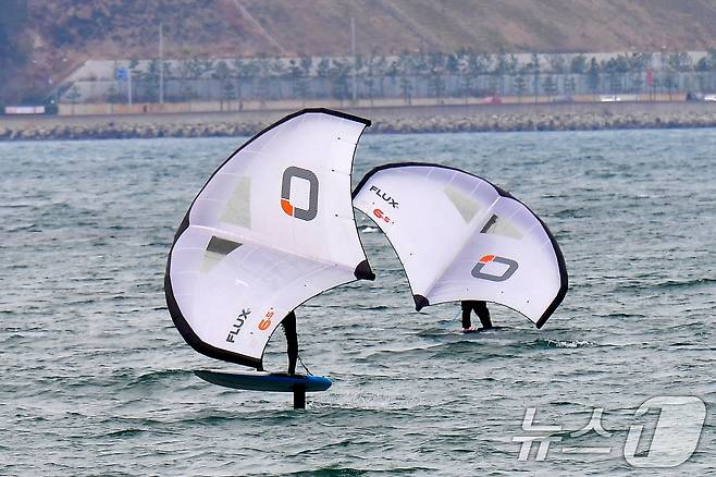 20일 오후 경북 포항시 송도해수욕장에서 윙포일 동호인들이 파도를 타고 있다. 2025.4.20/뉴스1 ⓒ News1 최창호 기자