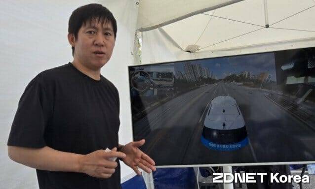 ETRI 김진우 선임연구원이 19일 DCC 주차장에서 자율주행차에 대해 설명 중이다.
