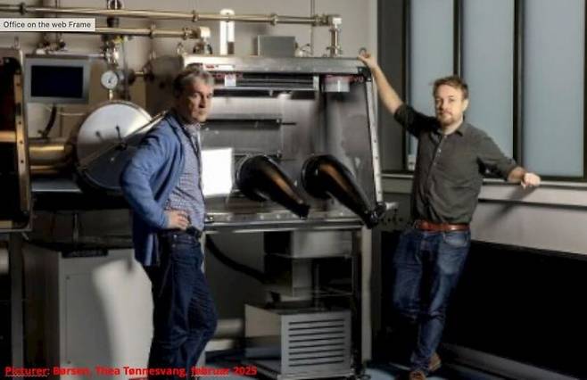 클라우스 네가르드 솔트포스 에너지 최고경영자(CEO·왼쪽)와 안드레아스 비간드 최고기술책임자(CTO)가 덴마크 본사 연구소 안에서 촬영을 하고 있다. 솔트포스 에너지 한국지사.