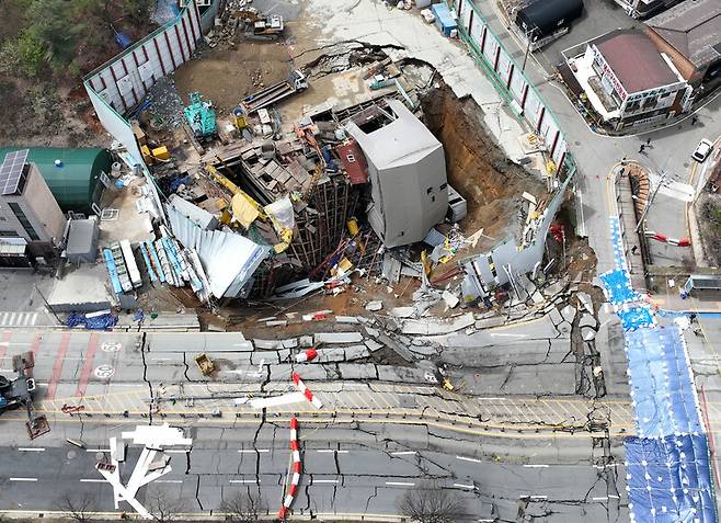 붕괴 사고가 발생한 경기도 광명시 일직동 신안산선 복선전철 공사 현장에서 13일 매몰자 구조를 위한 준비작업이 진행되고 있다. 김태형 기자 xogud555@hani.co.kr