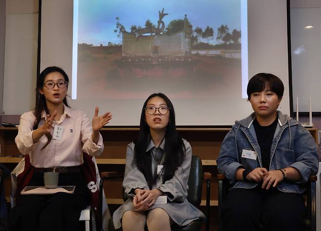 티옌응우옛(왼쪽)이 2025년 4월11일 서울 성동구 옥수동 한베평화재단에서 한국군에 의한 베트남 민간인 학살 피해에 대한 생각을 말하고 있다. 하이미(가운데)와 바오이옌이 이를 듣고 있다. 뒤쪽 스크린에 빈호아마을 증오비가 띄워져 있다.