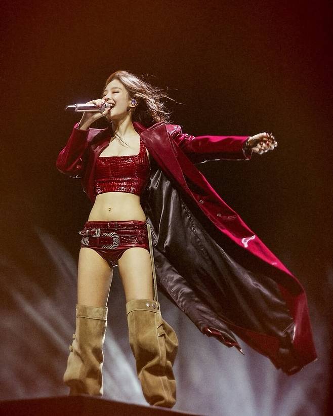 2025년 코첼라에서 제니는 45분간 모든 것을 쏟아내는 벅찬 무대를 선보였다. 제니 인스타그램