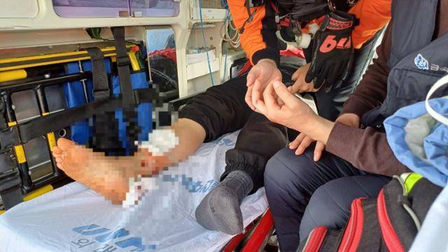 18일 울산시 현대자동차 울산공장 앞에서 이수기업 해고노동자 및 고용승계 문화제 참가자들과 사측이 동원한 인력이 충돌하면서 문화제 참가자 10명이 응급차에 실려갔다. 사진은 부상당한 참가자 모습. 민주노총 금속노조