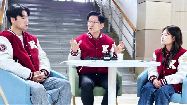 김문수 국민의힘 대선 경선 후보가 20일 대구 북구 산격동 경북대에서 대학생들과 청년토크쇼를 하고 있다. 뉴스1