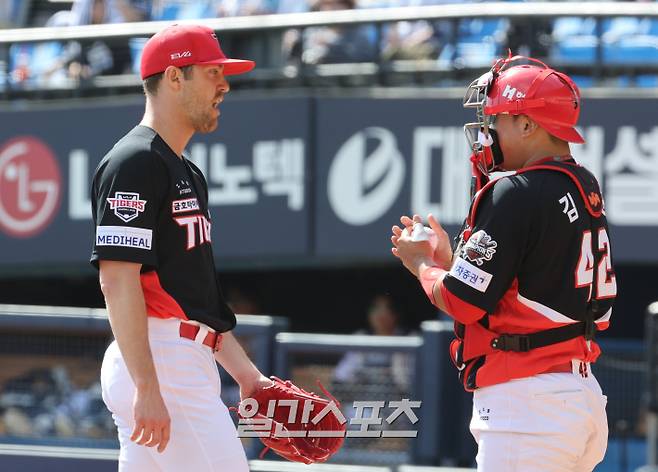 20일 오후 잠실야구장에서 열린 2025 프로야구 KIA와 두산 경기. KIA 선발 네일이 경기중 포수 김태군과 얘기 나누고 있다. 잠실=정시종 기자 capa@edaily.co.kr /2025.04.20.