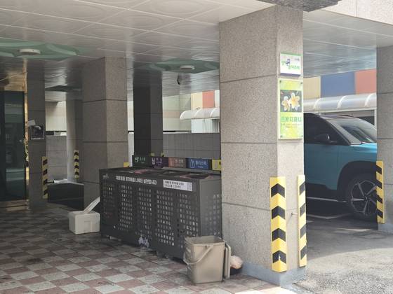 구청의 지원으로 빌라에 설치된 재활용 쓰레기 분류함. 빌라관리 매니저가 관리를 한다. 한은화 기자