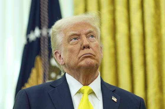 도널드 트럼프 미국 대통령이 18일 백악관에서 열린 보건 관련 관료 임명 행사에 참석해 한 곳을 응시하고 있다. AP=연합뉴스