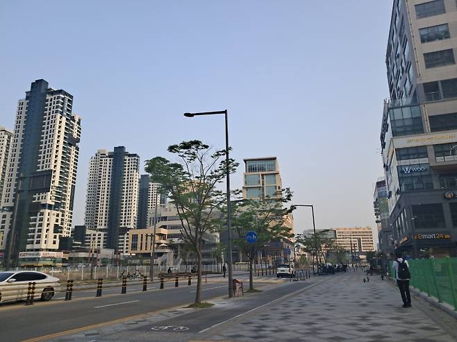 18일 세종시 나성동의 중심거리. 이곳은 평소 직장인들로 북적이는 곳이지만 퇴근을 앞둔 금요일 늦은 오후 시간대라 비교적 조용한 모습이다. 송태화 기자