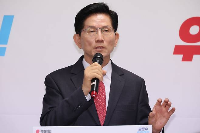 김문수 국민의힘 대선 경선 후보가 지난 18일 자신의 캠프 사무실에서 경제 부문 공약을 발표하고 있다. 연합뉴스