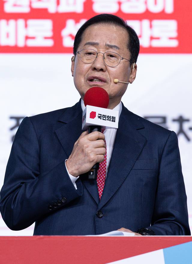 홍준표 국민의힘 경선 후보가 지난 18일 오후 서울 강서구 ASSA아트홀에서 열린 국민의힘 ‘제21대 대통령후보자 1차 경선 비전대회’에서 비전을 발표하고 있다. 뉴시스 제공