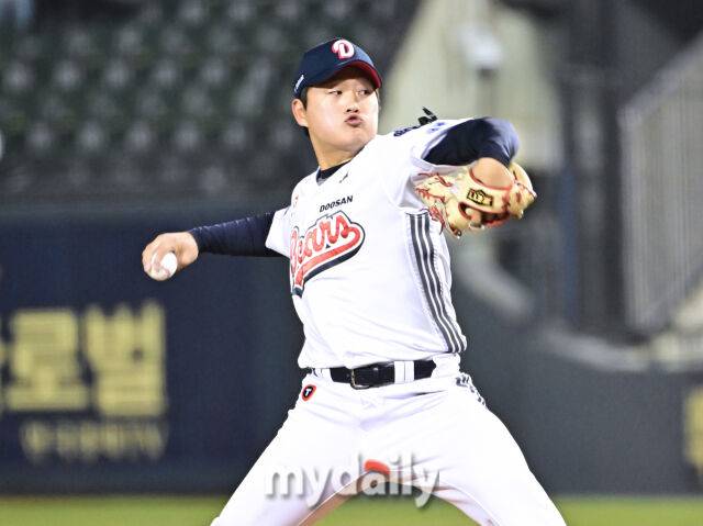 2일 서울 잠실야구장에서 열린 '2025 신한 SOL BANK KBO리그' 키움 히어로즈와 두산 베어스 경기. 두산 김택연이 9회초 교체되 마운드에 올라 힘차게 투구하고 있다./마이데일리