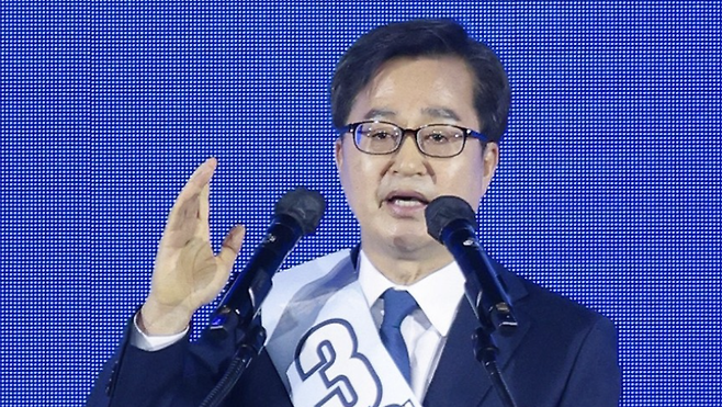 더불어민주당 김동연 대선 경선 후보가 19일 오후 충북 청주체육관에서 열린 '제21대 대통령선거 후보자 선출을 위한 충청권 합동연설회'에서 연설하고 있다. 연합뉴스