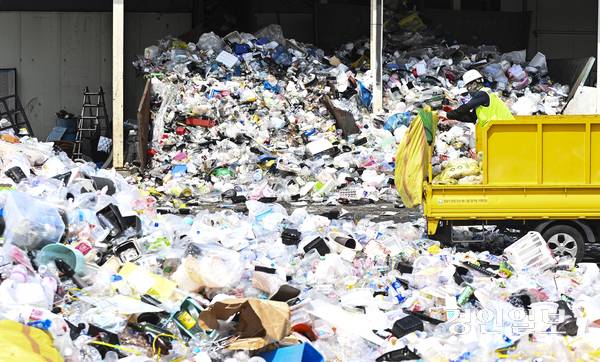 지구의 날을 하루 앞둔 21일 성남시 재활용선별장에서 관계자들이 산더미처럼 쌓인 쓰레기 선별 작업을 하고 있다. 2025.4.21 /이지훈기자 jhlee@kyeongin.com