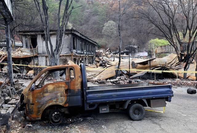 20일 오후 청송군 청송읍 달기 약수탕 식당과 차량이 잿더미로 변해 뼈대만 남아 있다. /이용선기자 photokid@kbmaell.com