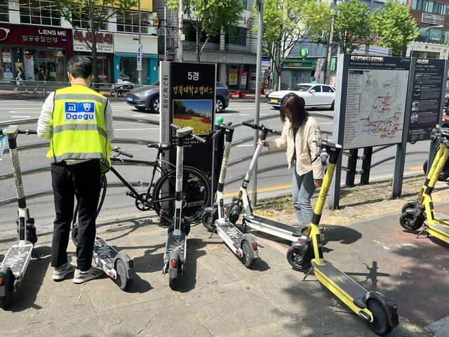 5대 절대주정차 금지구역이 아니지만 통행에 불편을 주는 PM을 정리하고 있는 단속인원들. 김정원 기자