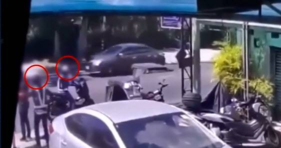 한인 위협하는 오토바이 강도들.