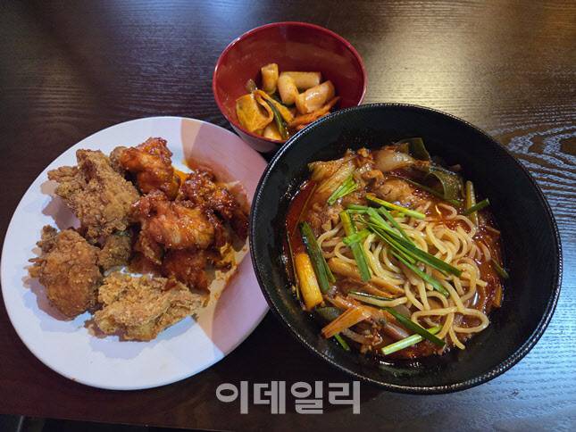 BBQ부천은하마을점의 뷔페, 치킨뿐 아니라 짬뽕 등 식사 메뉴도 제공된다. (사진=한전진 기자)