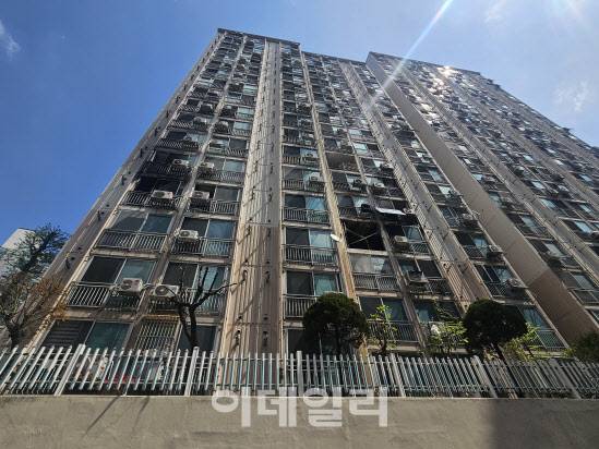 서울 관악구의 한 아파트 4층에서 21일 오전 화재가 발생해 소방이 화재 현장을 감식하고 있다.(사진=이영민 기자)