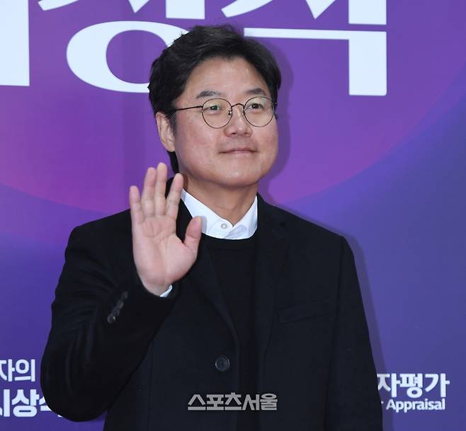 나영석 PD가 28일 서울 강남구 과학기술회관에서 열린 제29회 소비자의 날 KCA 문화연예 시상식 레드카펫에서 포즈를 취하고 있다. 최승섭기자 thunder@sportsseoul.com